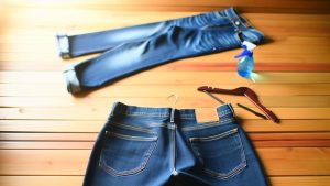 jak rozciągnąć jeansy